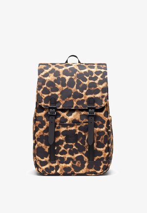 Rucksack mit Leopardenmuster, Klappdeckel, zwei schwarzen Schnallenriemen, Fronttasche und einem Tragegriff oben.
