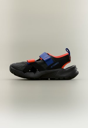 Черна туристическа сандала Adidas Terrex с грайферна подметка, мрежеста предна част, сини каишки и оранжеви акценти, показана в профил.