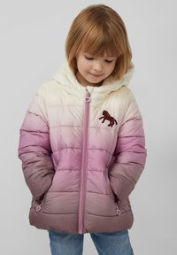 Gevoerde jas met een gradientontwerp van crème naar roze, met een hartvormige ritssluiting en een paardenembleem op de borst.