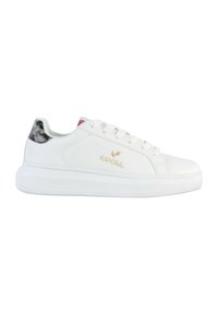 Sneakers bianche con una superficie in pelle liscia, caratterizzate da un accento sul tallone nero e rosa, e una suola in gomma bianca. Dettaglio del logo dorato sul lato.