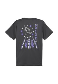 Schwarzes kurzärmliges T-Shirt mit einem Grafikmotiv eines laufenden Figures, Zahlen und dem Text "PRCLUB" in Lila und Weiß. Akzente bestehen aus linienartigen Elementen.