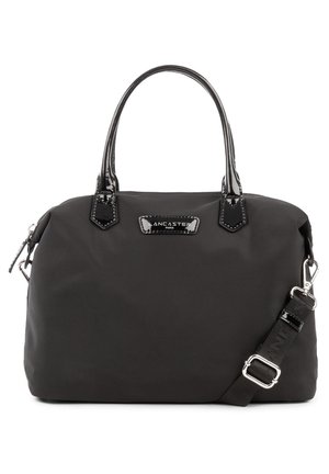 Borsa a mano in nylon nero con dettagli in vernice lucida, doppio manico superiore, tracolla staccabile e una placca con logo sul davanti.