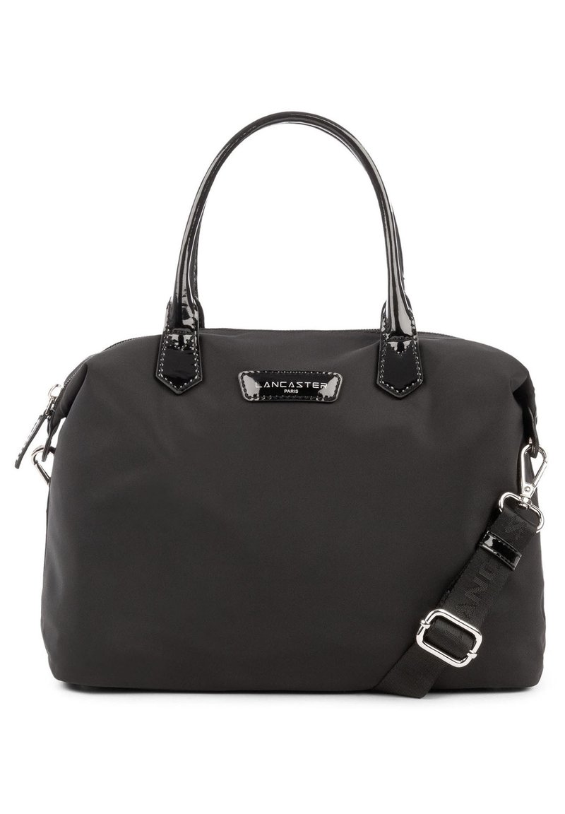 Sac à main en nylon noir avec des accents en cuir verni brillant, doubles poignées supérieures, bandoulière amovible et plaque de logo à l'avant.