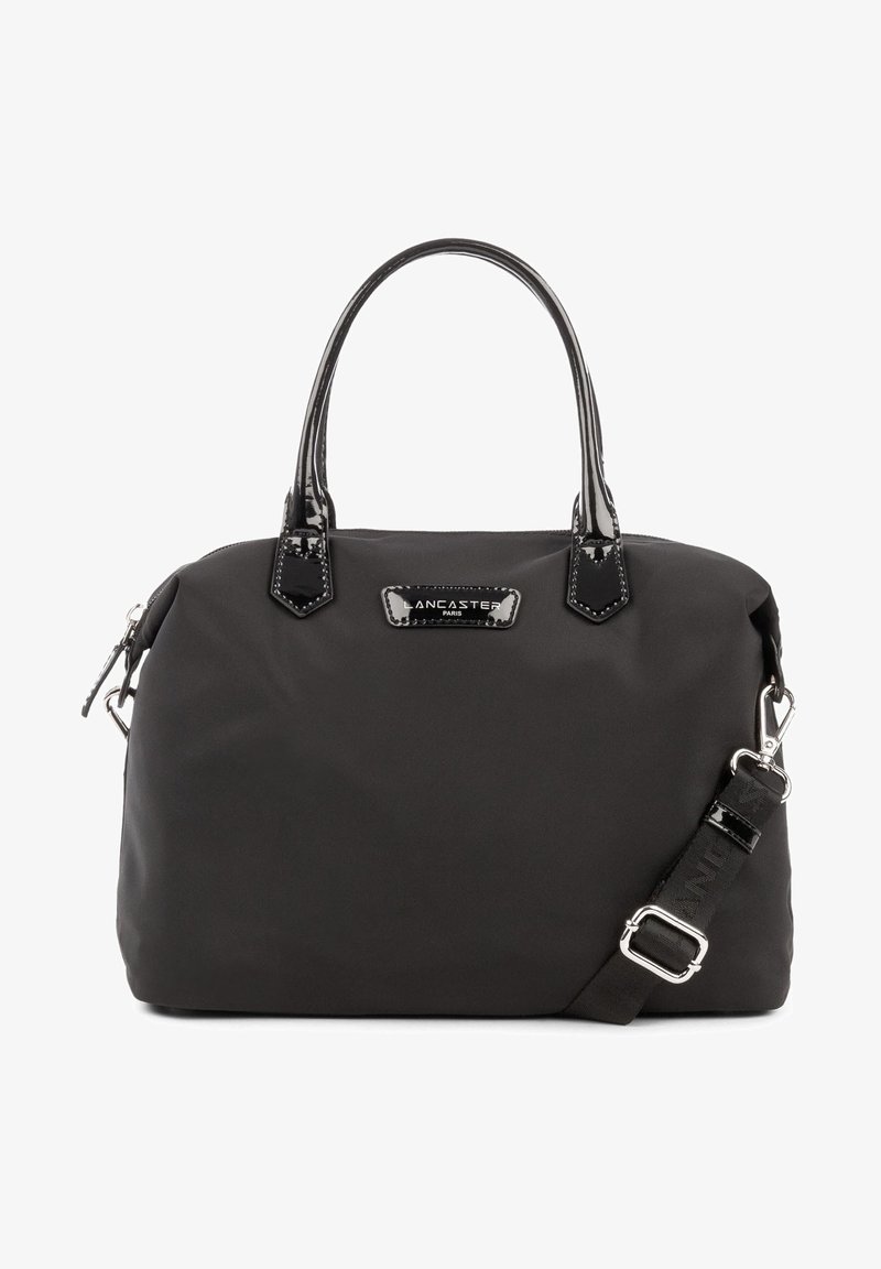 Borsa a mano in nylon nero con dettagli in vernice lucida, doppio manico superiore, tracolla staccabile e una placca con logo sul davanti.