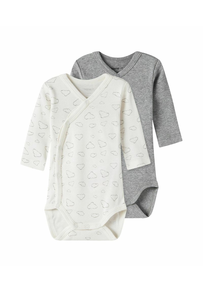 Kaks pikkade varrukatega bodysuiti: üks valge pilvimustriga, teine hall. Mõlemal on trukkide sulgemine ja pehme puuvillane tekstuur.