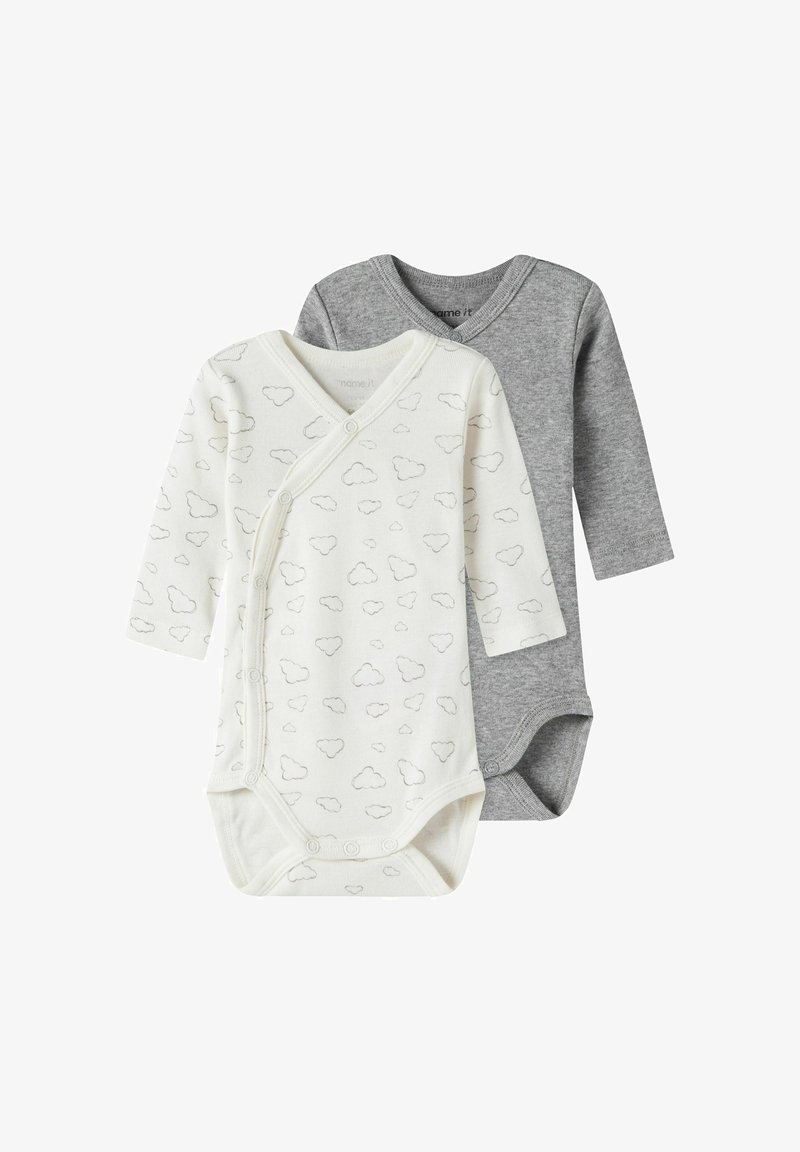 Kaks pikkade varrukatega bodysuiti: üks valge pilvimustriga, teine hall. Mõlemal on trukkide sulgemine ja pehme puuvillane tekstuur.