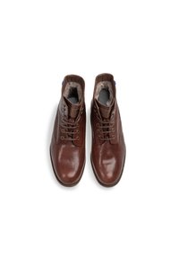 Bottes chevilles en cuir marron avec une finition lisse, un design à lacets et une doublure en fausse fourrure. Comprend des œillets en métal et des accents bleus contrastants.