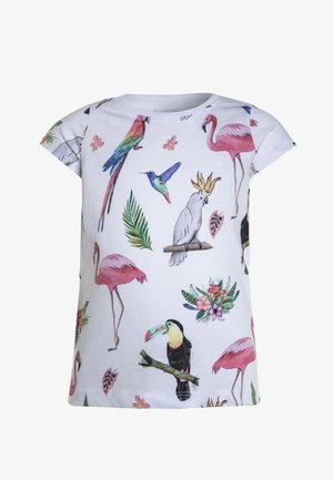 Chemise blanche à manches courtes avec des oiseaux tropicaux colorés, notamment des flamants roses, toucan, cacatoès, colibri et perroquet, ainsi que des feuilles vertes et des fleurs.