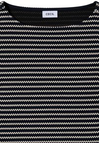 Tissu tricoté à carreaux horizontaux noirs et blancs avec un col rond et une étiquette blanche affichant "CECIL" à l'arrière du col.