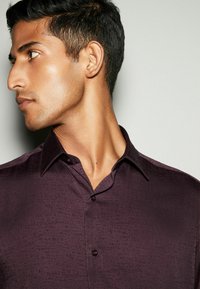 Next Vapaa-ajan kauluspaita - textured fig purple