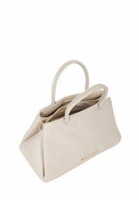 Bolso de mano de cuero beige con dos asas, cierre con cremallera, forma rectangular y un detalle de logo en la parte frontal. Textura lisa y líneas limpias.