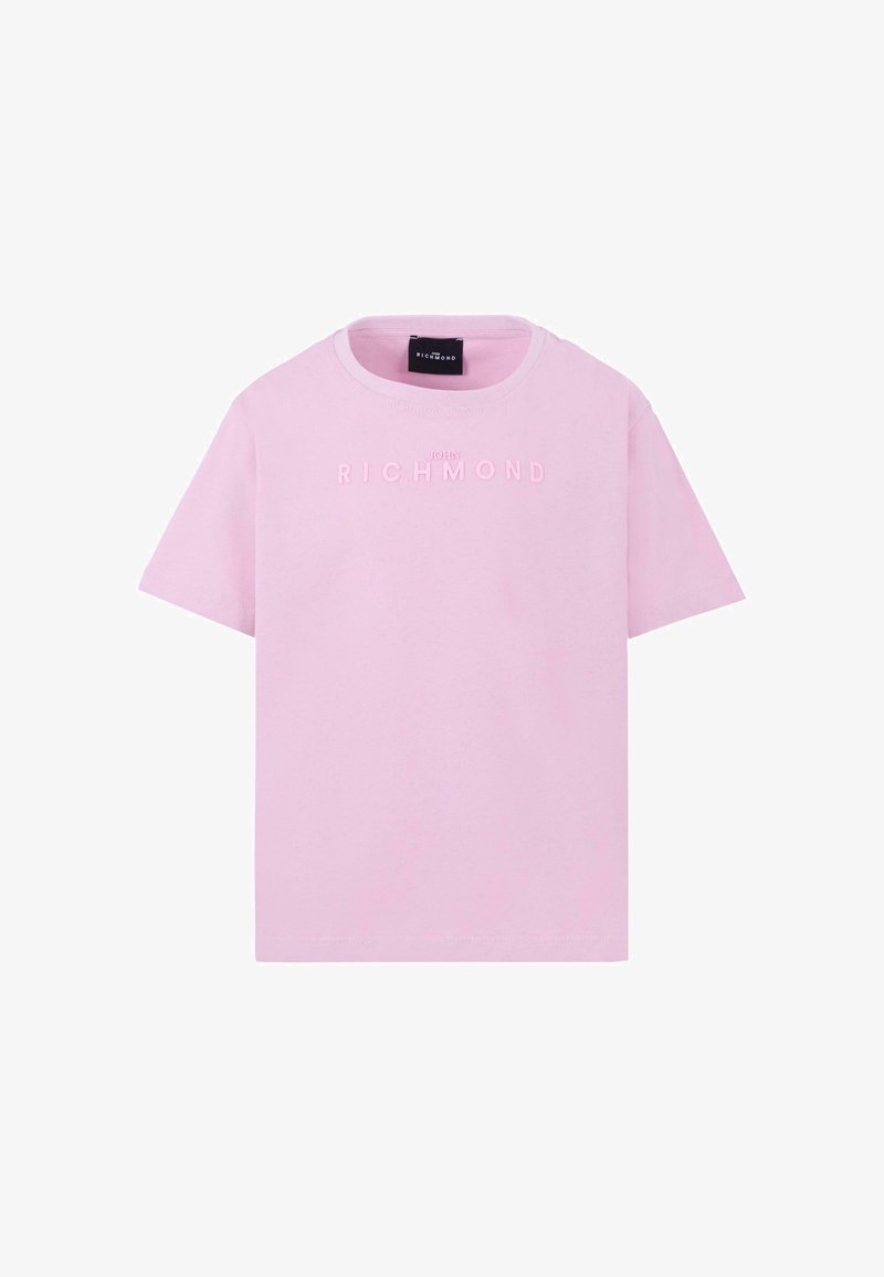 T-shirt en coton rose clair avec des manches courtes, col rond et texte en relief "JOHN RICHMOND" sur la poitrine. Texture lisse.