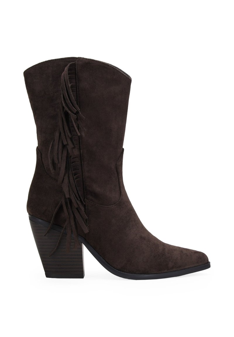 Botas de vaquero marrones de ante con puntera puntiaguda, detalles de flecos en el lateral y tacón apilado. Superficie texturizada y diseño elegante.