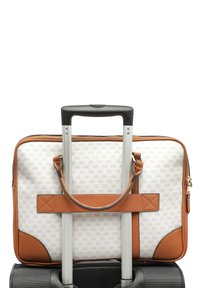 Laptoptasche mit einem cremefarbenen und hellgrauen Muster, Akzenten aus braunem Leder, zwei Griffen und einem Reißverschluss, auf einem schwarzen Koffer platziert.