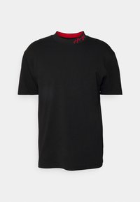 Camiseta de algodón negra con un cuello alto, con un interior rojo y un logo bordado rojo en el escote. Manga corta, corte relajado.