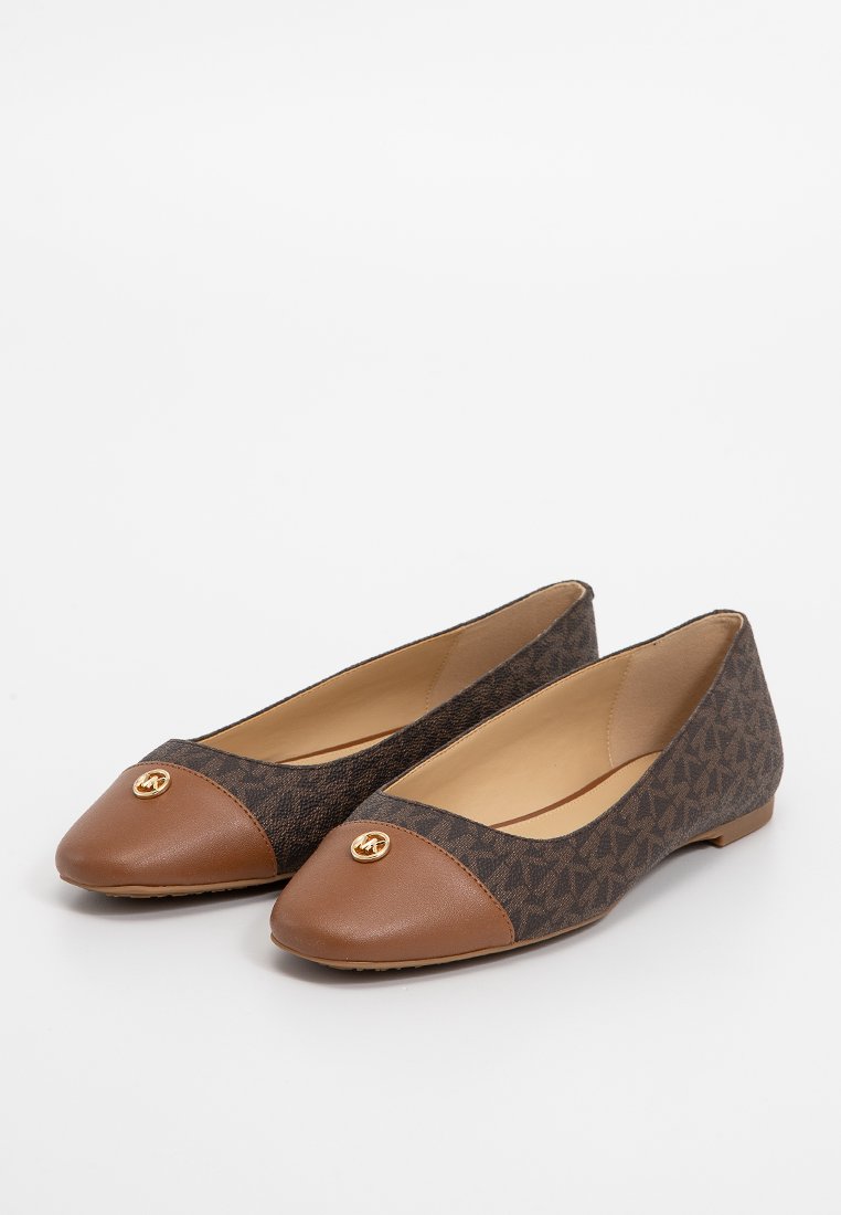 Ballerine in tessuto marrone con punta arrotondata, cappuccio in pelle marrone a contrasto, accentuazione con logo dorato e fodera interna liscia.