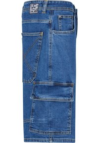 Denim cargo šorts u srednjoj plavoj boji, s više džepova, žutim šavovima i oznakom na pojasu. Klasičan ležeran dizajn.