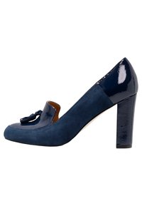Scarpa con tacco alto blu navy, caratterizzata da una punta in pelle lucida e lati in suede, con un accento annodato sulla punta e un tacco a blocco testurizzato.