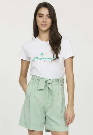T-shirt en coton blanc avec un graphique de palmier, associé à un short taille haute vert clair avec une ceinture nouée et des poches latérales.