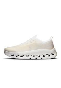Adidasi atletici usori din plasă crem, cu un design texturat, minimalist, și o talpă albă cu detalii decupate pentru respirabilitate.