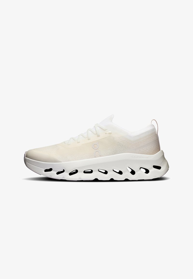 Lekkie buty sportowe w kremowej siateczce z teksturowanym wierzchem, minimalistyczny design i biała podeszwa z wycięciami dla lepszej wentylacji.