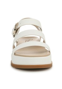 Sandali platform bianchi con quattro cinturini intrecciati, una fibbia dorata e una parte superiore texture. La suola è marrone e leggermente rialzata per un'altezza extra.