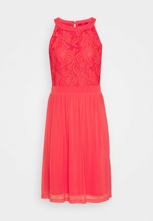 Robe corail sans manches avec corsage en dentelle florale, col montant, taille cintrée et jupe midi en chiffon fluide, suspendue sur fond blanc.