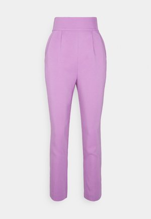 Pantalon lilas avec une taille haute, doté de plis latéraux et d'une coupe fuselée. Texture lisse et coupe droite sans ornements visibles.