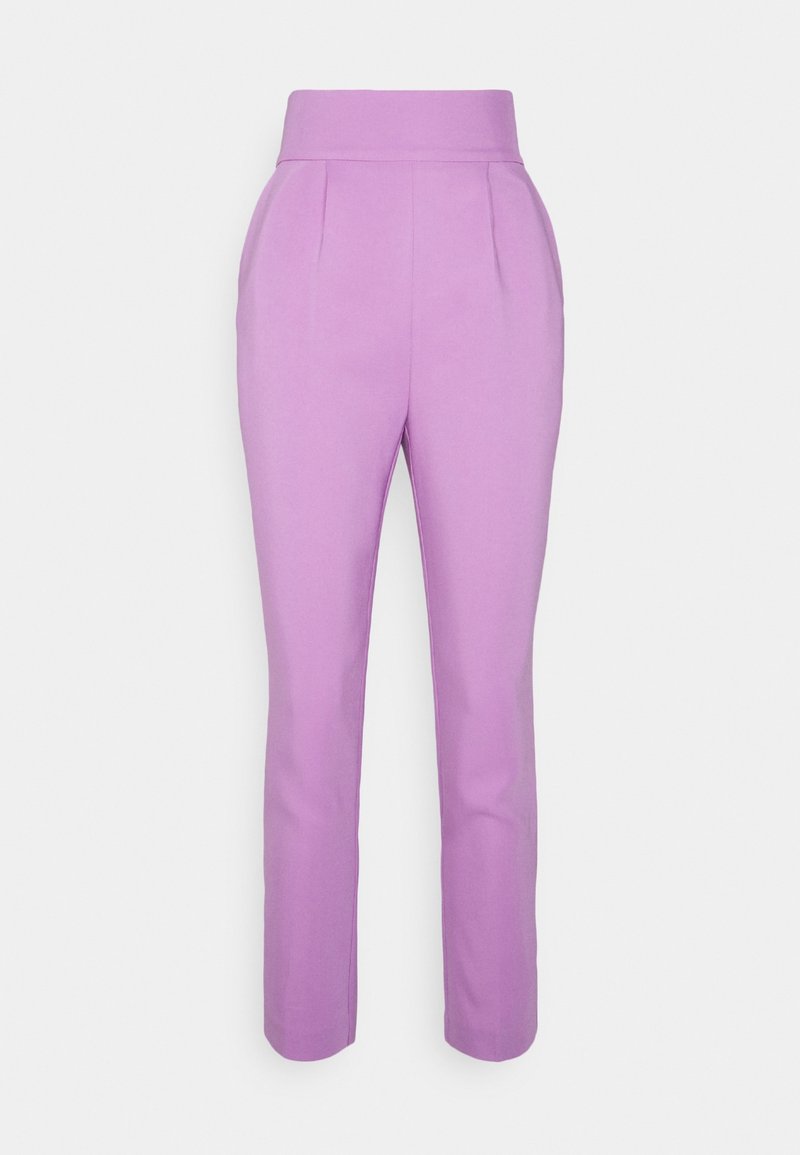 Pantalon lilas avec une taille haute, doté de plis latéraux et d'une coupe fuselée. Texture lisse et coupe droite sans ornements visibles.