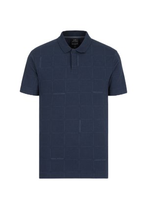 Granatowa koszulka polo z krótkim rękawem, subtelnym wzorem w kratkę i małym powtarzającym się napisem "Armani Exchange" na całej tkaninie.