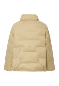 Beige pufjakke med høj krave, der har et quiltet design, polstret tekstur og en løs pasform. Ingen synlige hardware eller udsmykninger.