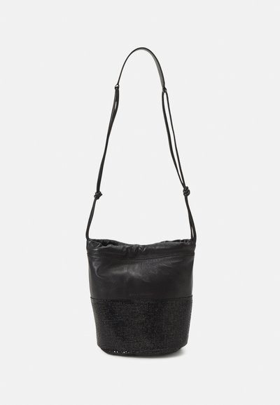 Geantă neagră din piele tip bucket cu un fund din plasă, închidere cu șnur și curea ajustabilă, având o textură netedă și un design minimalist.