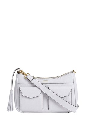 Sac bandoulière en cuir blanc avec deux poches à rabat sur le devant, ferrures dorées, détail pompon et sangle réglable.