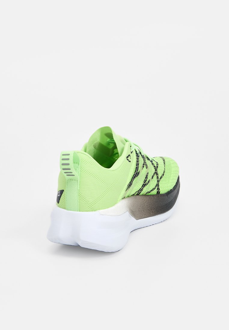 Scarpa da ginnastica verde neon con tomaia in mesh testurizzato, dettagli neri e suola bianca imbottita. Presenta un contrafforte stabile e un design con lacci.