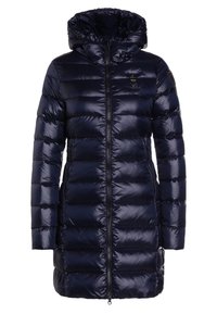 Abrigo acolchado azul marino con cierre frontal con cremallera, capucha y textura acanalada. Presenta costuras horizontales y un pequeño logo de la marca en el pecho.