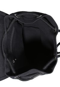 Borsa tote in tessuto nero con un esterno testurizzato, forma rotonda, chiusura con cordoncino e tasca interna con zip per un sicuro stivaggio.