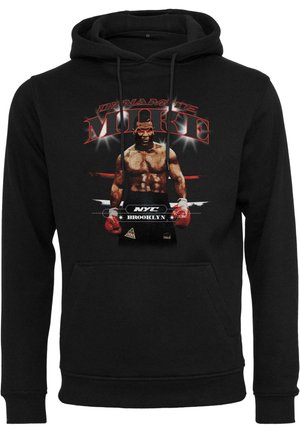 Schwarzer Kapuzenpullover mit einem Grafikdesign eines muskulösen Boxers, dem Text "DYNAMITE MIKE" und dem "NYC BROOKLYN" Logo, doppelten Kordeln und einer Fronttasche.
