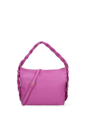 Lila Lederhandtasche mit geflochtenem Griff und verstellbarem Schultergurt vor weißem Hintergrund.