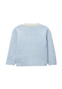 Pull en tricot bleu clair avec des manches longues et un col côtelé blanc, présenté à plat de dos.