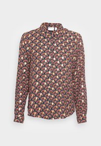 Chemise à manches longues boutonnée de couleur bleu foncé avec un motif de coquillages répétitif en rouge, or et crème, dotée d'un col classique et d'une texture douce.