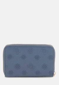 Blaues Lederportemonnaie mit geprägtem Blumenmuster, Reißverschluss und Hardware in Goldoptik. Glatte Textur und rechteckige Form.