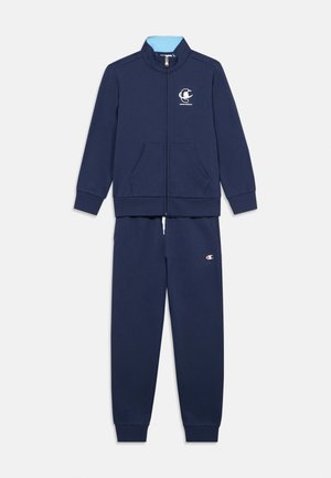 Marineblauer Fleece-Trainingsanzug mit Reißverschlussjacke und Hose. Die Jacke verfügt über einen hohen Kragen und zwei Fronttaschen; die Hose hat ein Logo-Detail.