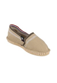 Espadrille beige en toile à enfiler avec un bout rond et une semelle en jute tressé. Comprend une doublure intérieure rayée et une petite étiquette avec logo.