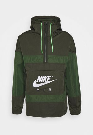 Donkergroene Nike Air windbreaker jas met capuchon, rits aan de voorkant, neon groene trekkoorden en grote voorzak met wit logo.