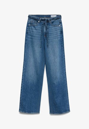 Blå vidde jeans med frontlommer og bælte i taljen, med en falmet vask og et hvidt mærke indeni taljebåndet.