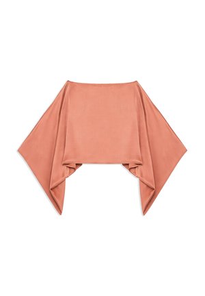 Haut orange rouille à épaules dénudées avec des manches larges, asymétriques et fluides, et une texture de tissu douce et lisse.