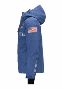 Giacca impermeabile blu con cappuccio, caratterizzata da un patch della bandiera americana e dal logo "Kappa" sulla manica. Chiusura frontale con zip e polsini.