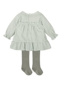 Vestido de cuadros vichy verde con mangas largas, dobladillo con volantes y botones en la parte posterior, combinado con medias de punto grises. Presenta una tela suave y texturada.