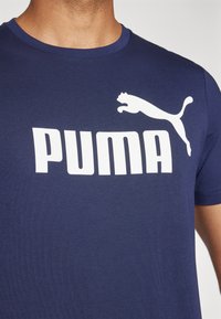 Puma LOGO TEE - Apdrukāts T-krekls - peacoat