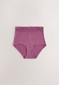 Sous-vêtement pour femmes taille haute mauve avec une large ceinture en dentelle, posé à plat sur une surface beige clair.